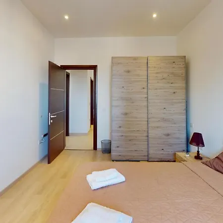 Spacious 2 Bedroom In Sliema
