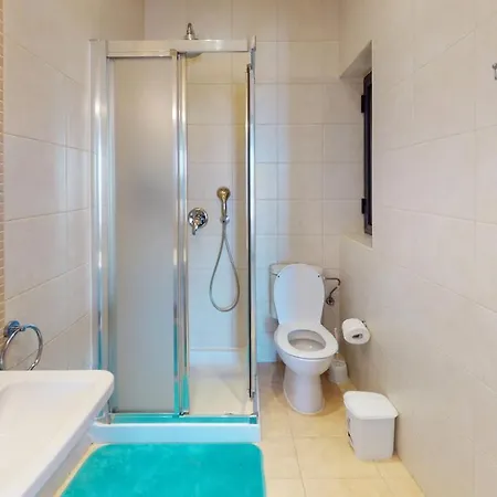 Spacious 2 Bedroom In *