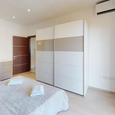 Spacious 2 Bedroom In Apartamento *