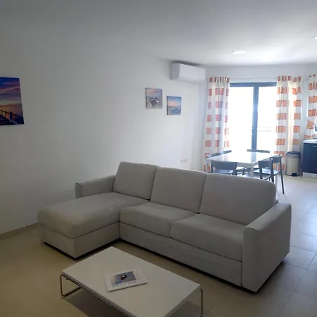 Spacious 2 Bedroom In Apartamento *