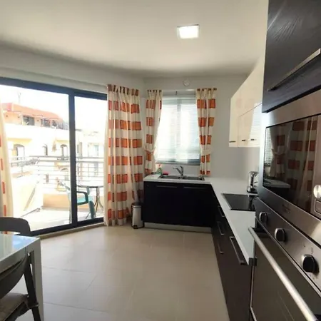 Spacious 2 Bedroom In Apartamento