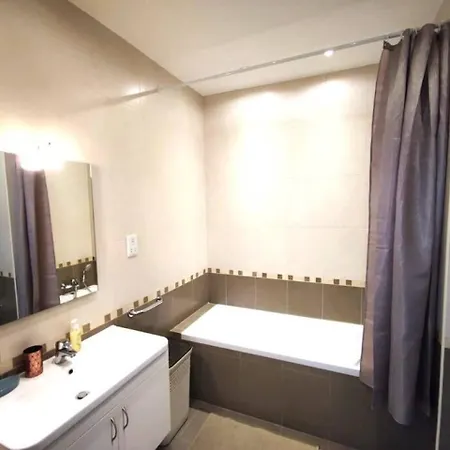 Spacious 2 Bedroom In Apartamento